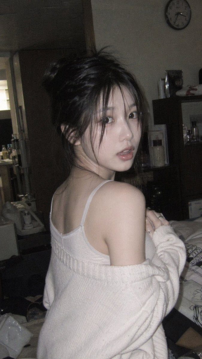 昏暗室内回眸抓拍